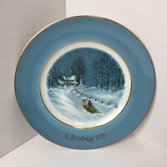 𝅺avon Christmas 1976 Decorative Gold Rimmed Plate - Picture 4 of 8
